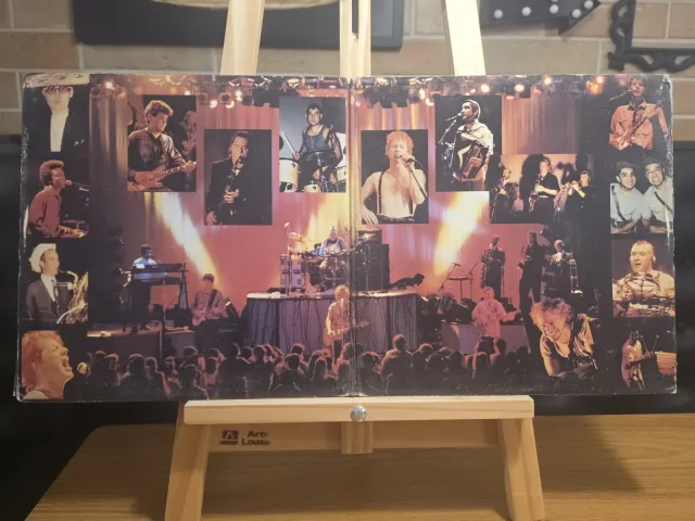 Oingo Boingo — Boingo Alive: A Celebration of a Decade 1979–1988 · Encarte — lado 1 · foto 3