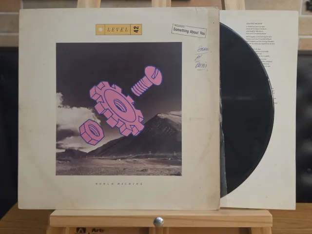 Level 42 — World Machine · Vinil e encarte · foto 3