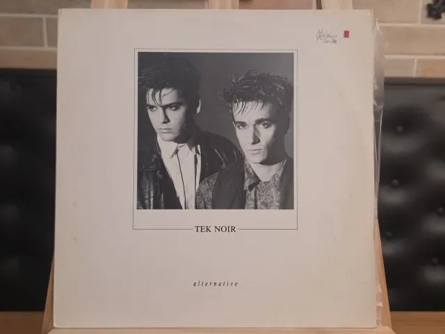 Tek Noir — Alternative · Frente · foto 1