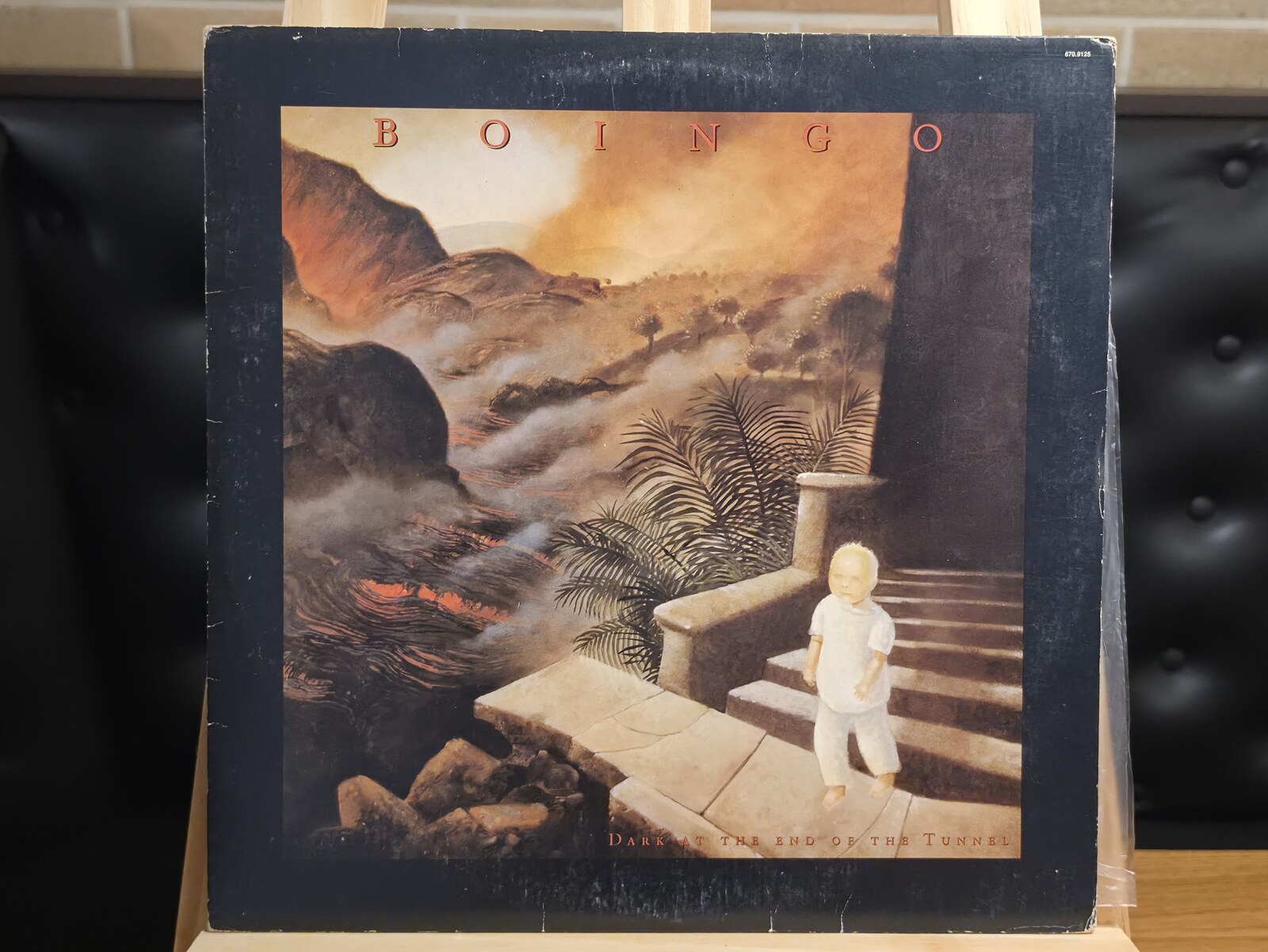 Capa de Oingo Boingo — Dark at the End of the Tunnel
