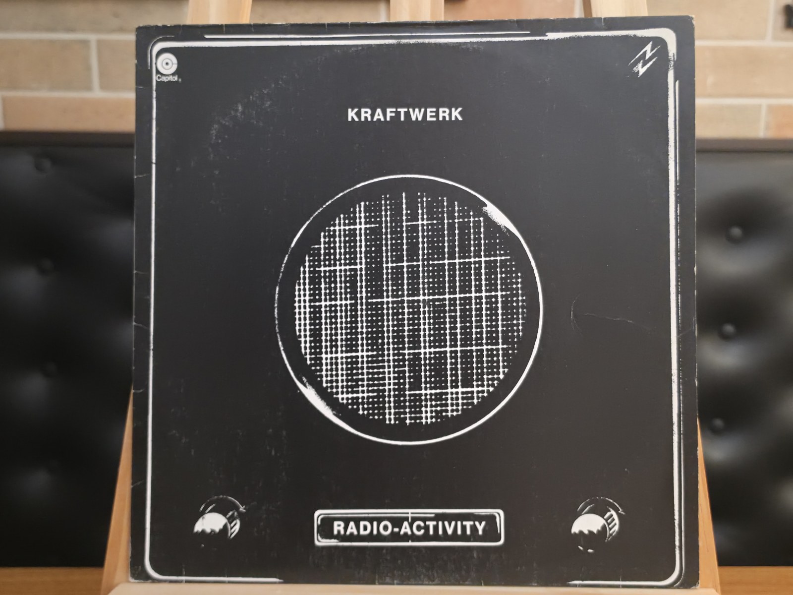 Capa de Kraftwerk — Radio-Activity