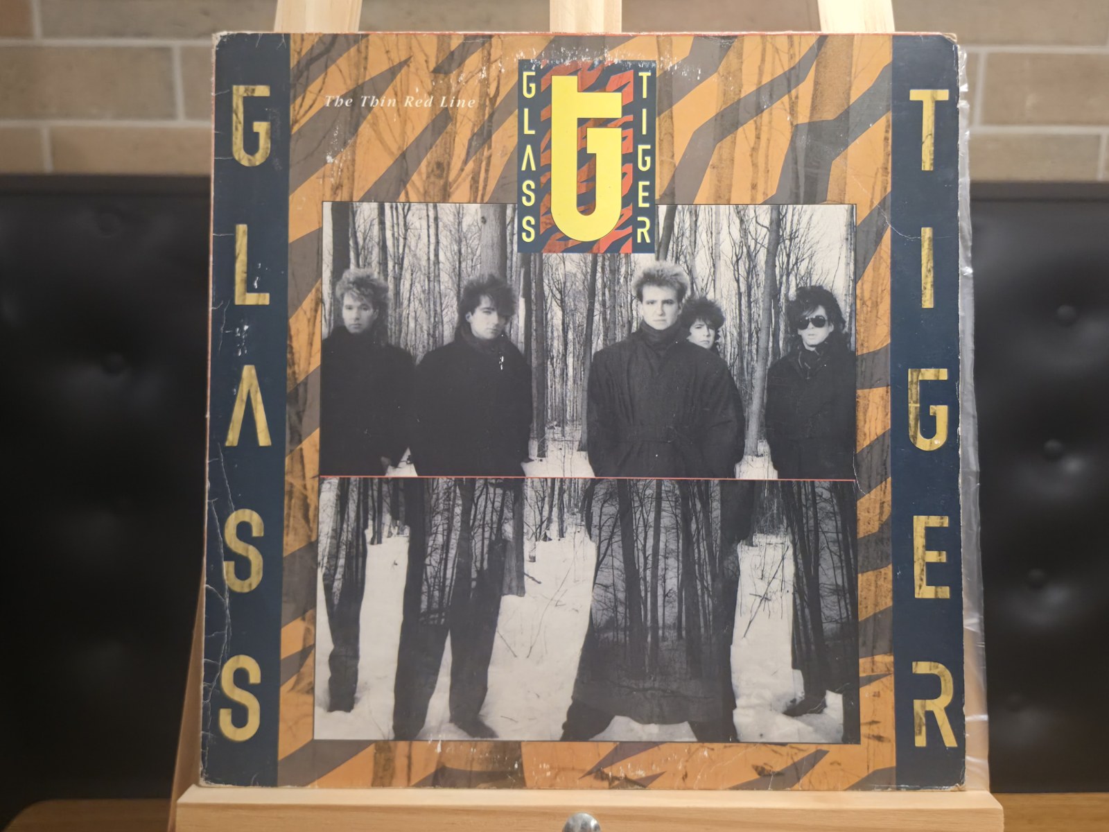 Capa de Glass Tiger — The Thin Red Line