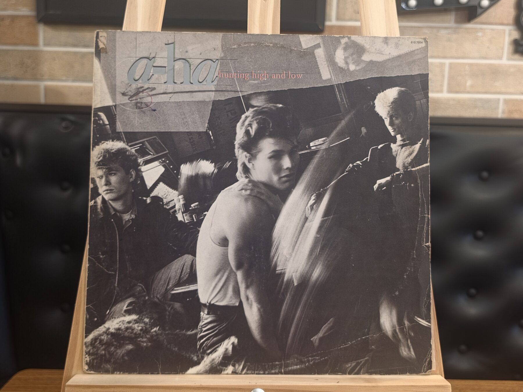 Capa de a-ha — Hunting High and Low