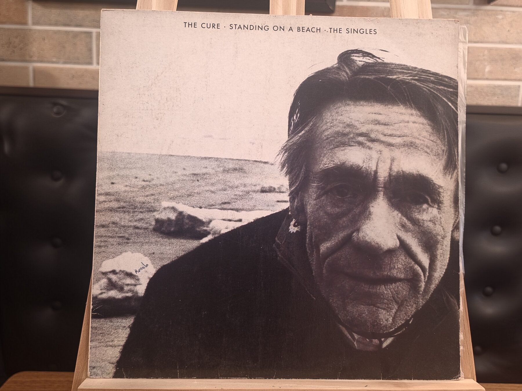 Capa de The Cure — Standing on a Beach · The Singles